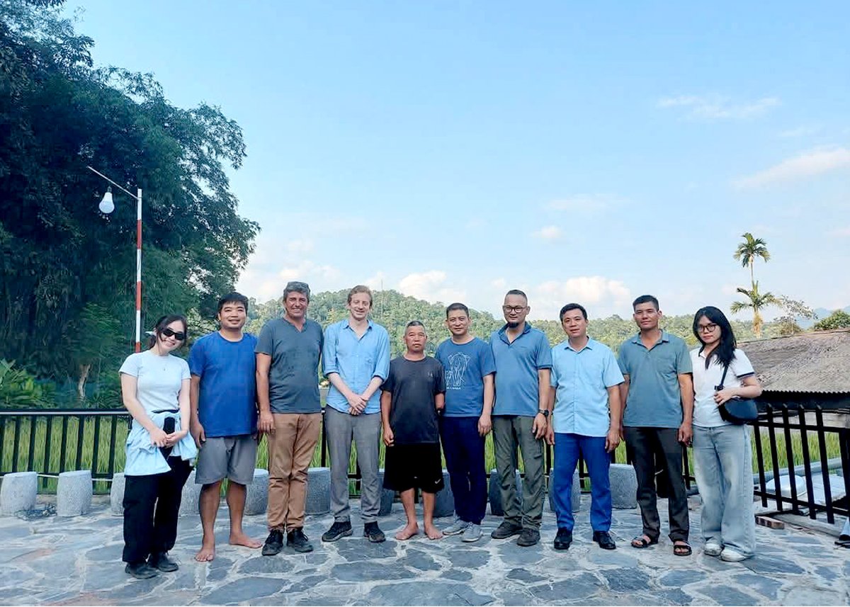 គណៈប្រតិភូអ្នកជំនាញបានទៅទស្សនា និងថតរូបអនុស្សាវរីយ៍នៅ Homestay Cay របស់គ្រួសារលោក Nguyen Van Nghiem ភូមិ Tha ឃុំ Phuong Do។