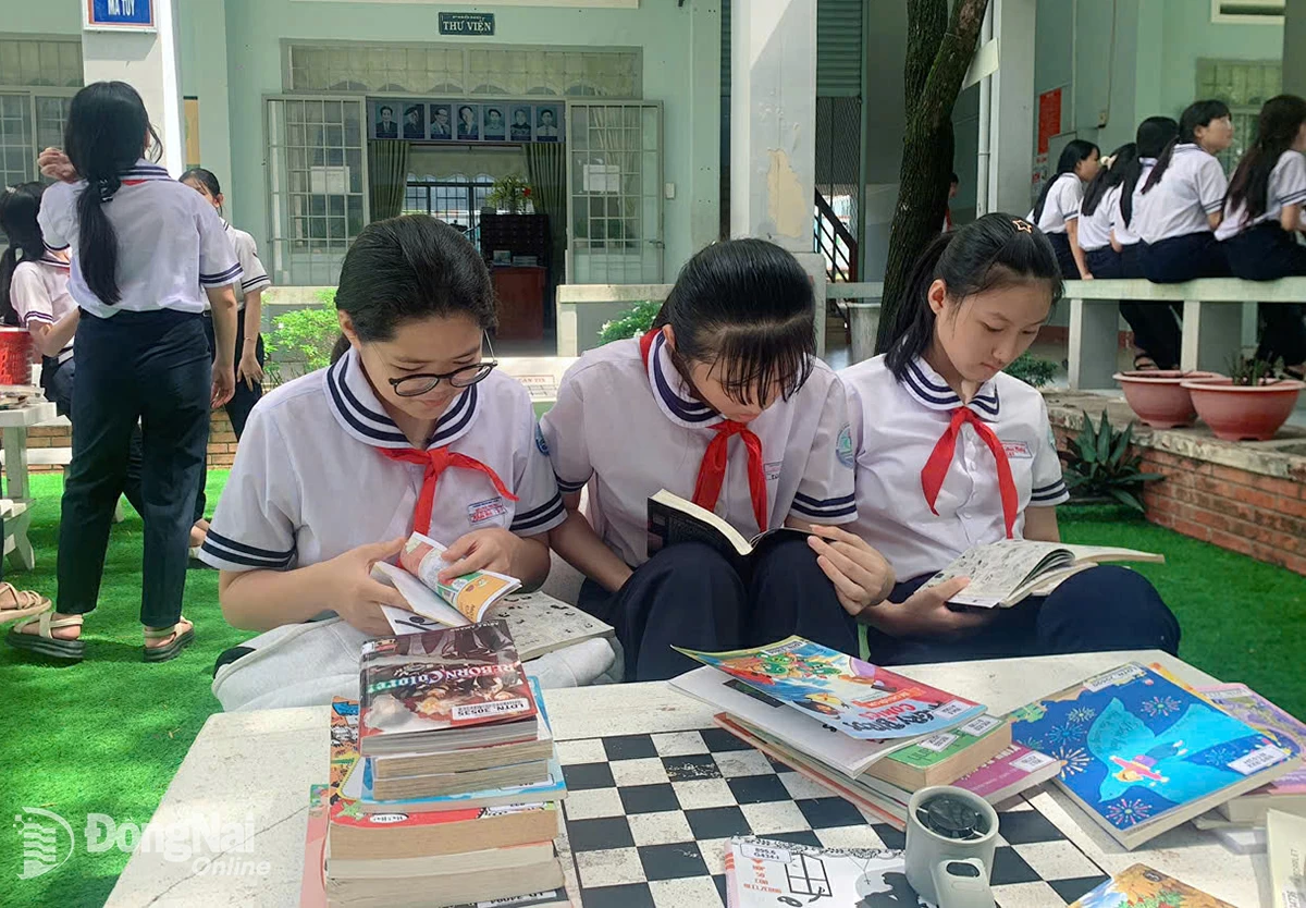 นักเรียนในเขตวินห์เกวเข้าร่วมโครงการรถห้องสมุดเคลื่อนที่ในปี 2568 ภาพโดย: DINH NHAI