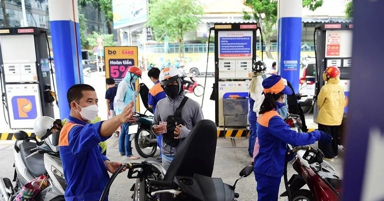 Gasoline prices turn down, RON 95 is still over 19,500 VND/liter