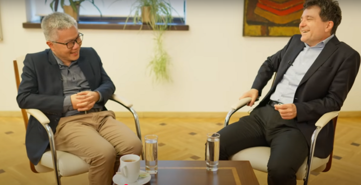 Ông Nicușor Dan trò chuyện cùng giáo sư Ngô Bảo Châu trong đoạn video đăng trên kênh Youtube ngày 2/6/2024 của tân Tổng thống Romania. (Ảnh chụp màn hình)