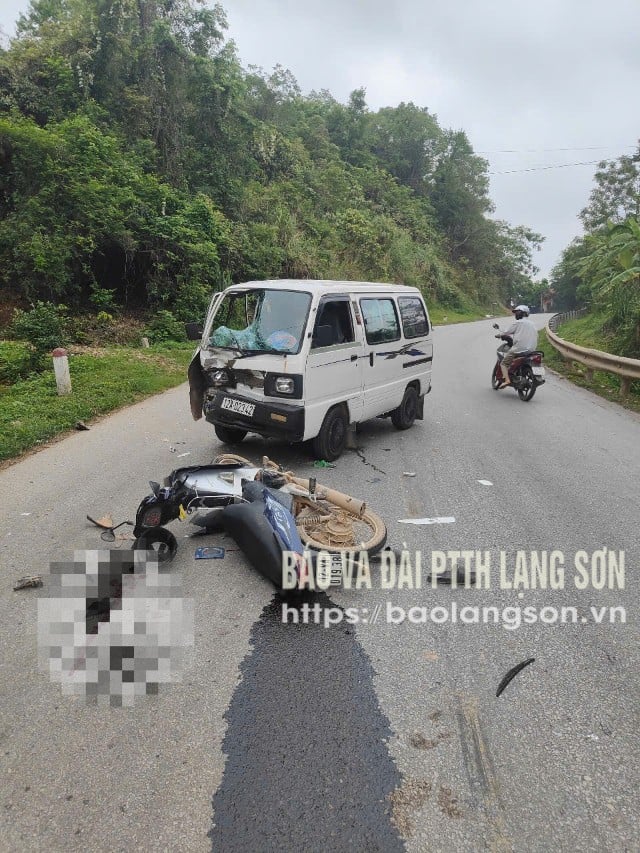 Accident scene at Km 16+650 National Highway 4A (QL 4A) in Thanh Hao village, Bac Hung commune, Van Lang district