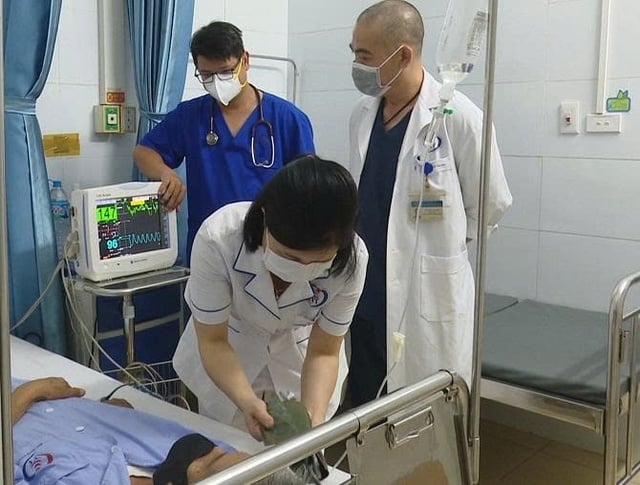 Tức ngực, khó thở, đi khám phát hiện Covid-19 - Ảnh 1.
