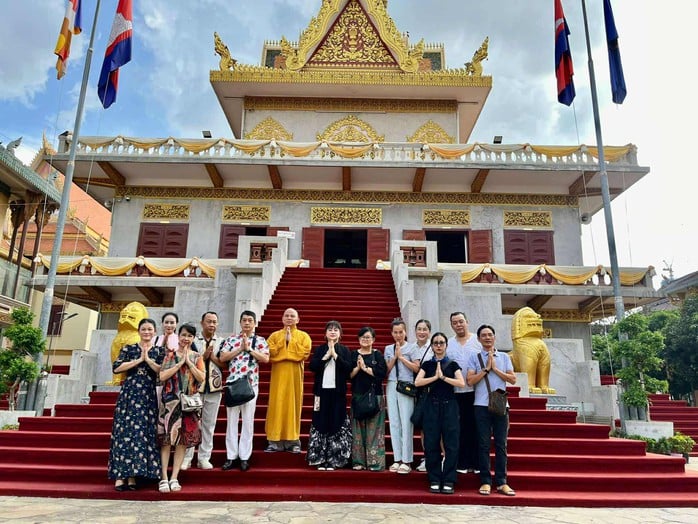 Tình người giữa xứ Chùa Tháp: Đoàn văn nghệ Tình ca Bắc Sơn và hành trình kết nối yêu thương - Ảnh 2.