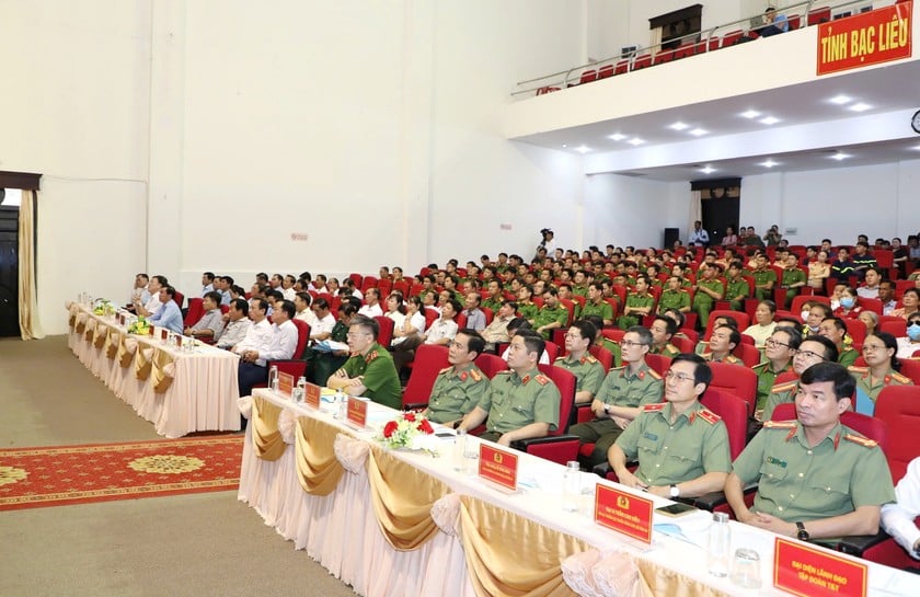 Đại biểu tham dự buổi lễ.