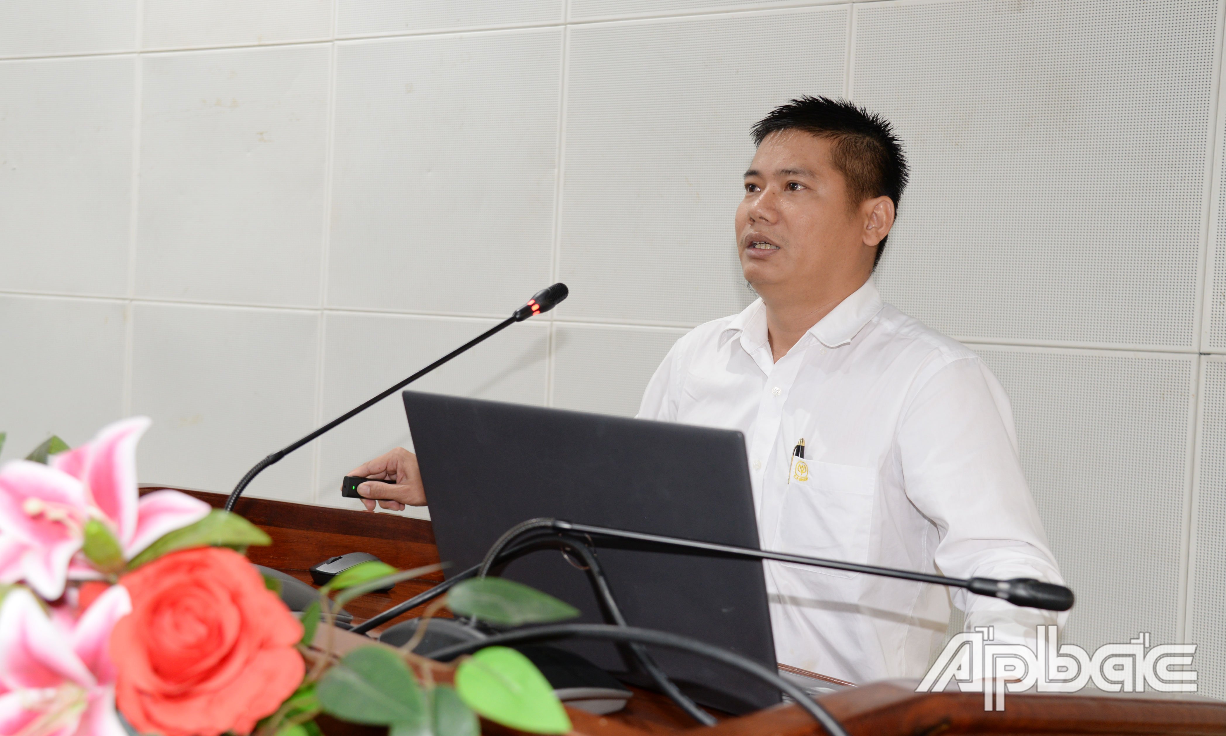 Đại diện Công ty cổ phần Chăn nuôi C.P Việt Nam - Chi nhánh Nhà máy Tiền Giang giới thiệu về giống gà đẻ trứng hồng CP. T1 - và quy trình chăm sóc, nuôi dưỡng, phòng bệnh.
