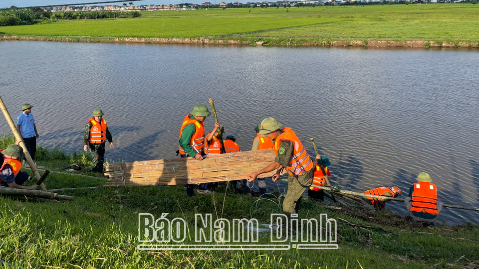 អាជ្ញាធរ​ស្រុក Xuan Truong បាន​ហាត់​សម​ម៉ោង​ដំបូង​នៃ​ការ​ដោះស្រាយ​ឧប្បត្តិហេតុ​ទឹក​ហូរ​នៅ​ទំនប់​ទឹក​ខាង​ឆ្វេង​នៃ​ទន្លេ Ninh Co។