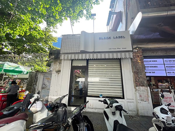 Black Label Shop kéo rèm để tránh sự chú ý của lực lượng chức năng.