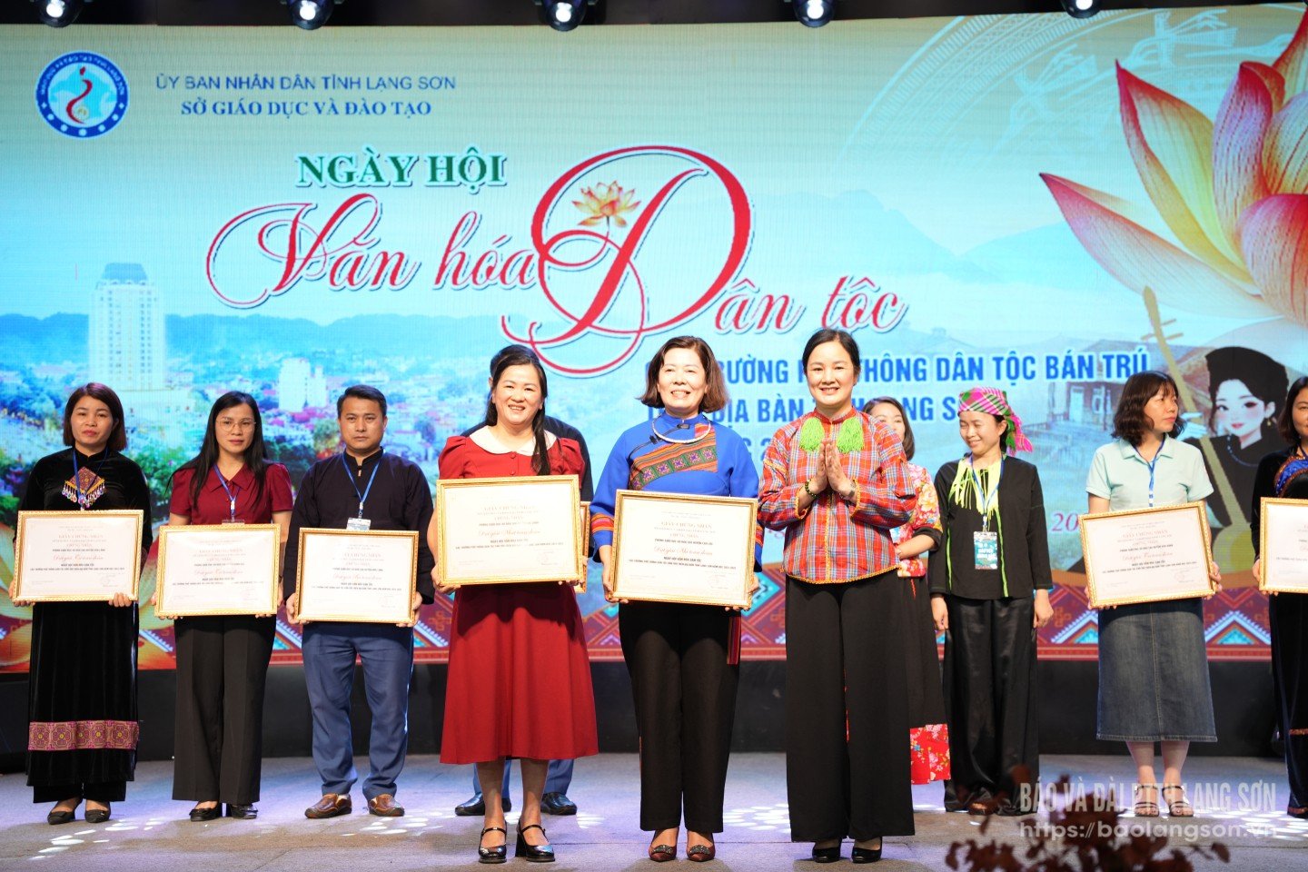 The organizers awarded prizes to the outstanding teams.