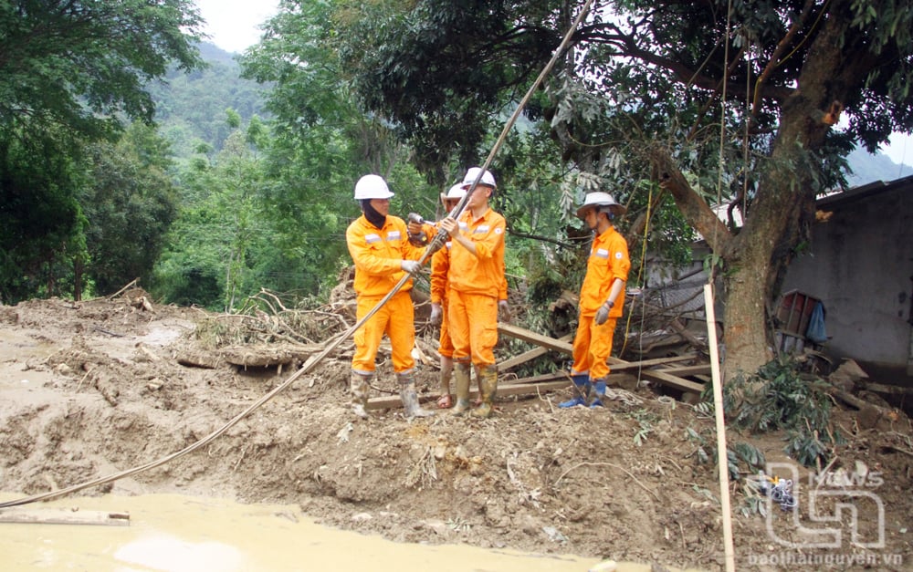 Bac Kan Electricity Company urgently handles power outages after natural disasters.