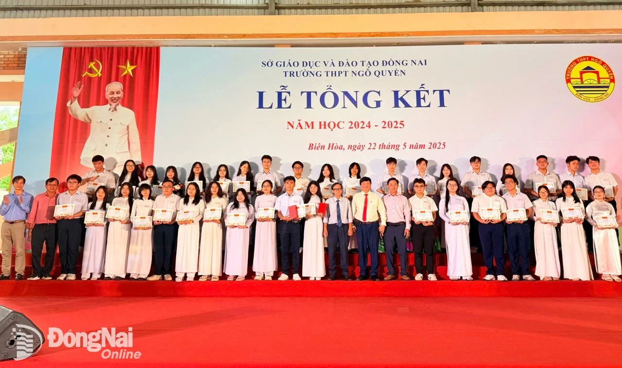 Ban giám hiệu và Ban đại diện Cha mẹ học sinh Trường THPT Ngô Quyền khen thưởng cho các em học sinh đoạt thành tích xuất sắc năm học 2024-2025. Ảnh: Công Nghĩa 