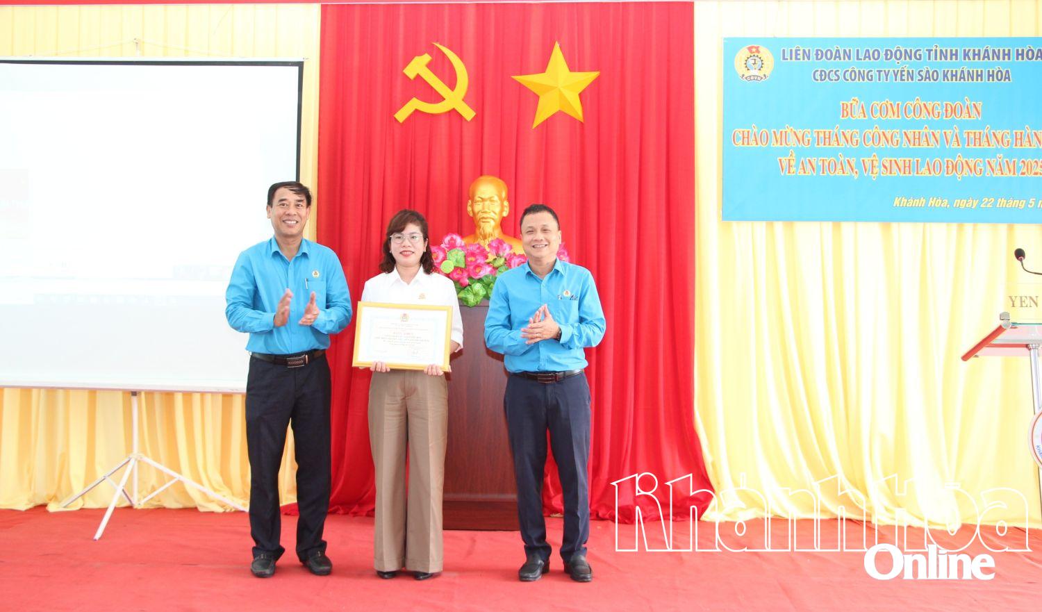 Lãnh đạo Liên đoàn Lao động tỉnh trao bằng khen cho tập thể xuất sắc.