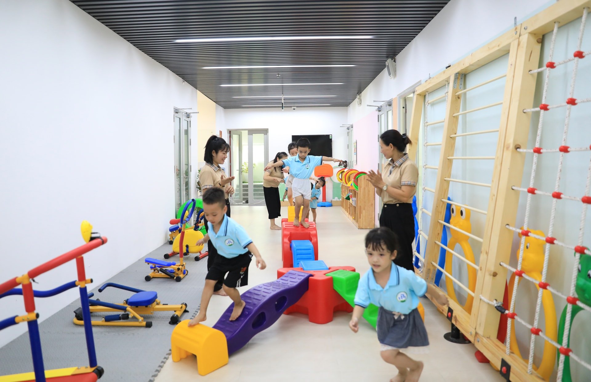 giao-vien-truong-mam-non-ba-trieu-quan-hoan-kiem-huong-dan-hoc-sinh-vui-choi.-anh-quang-thai.jpg