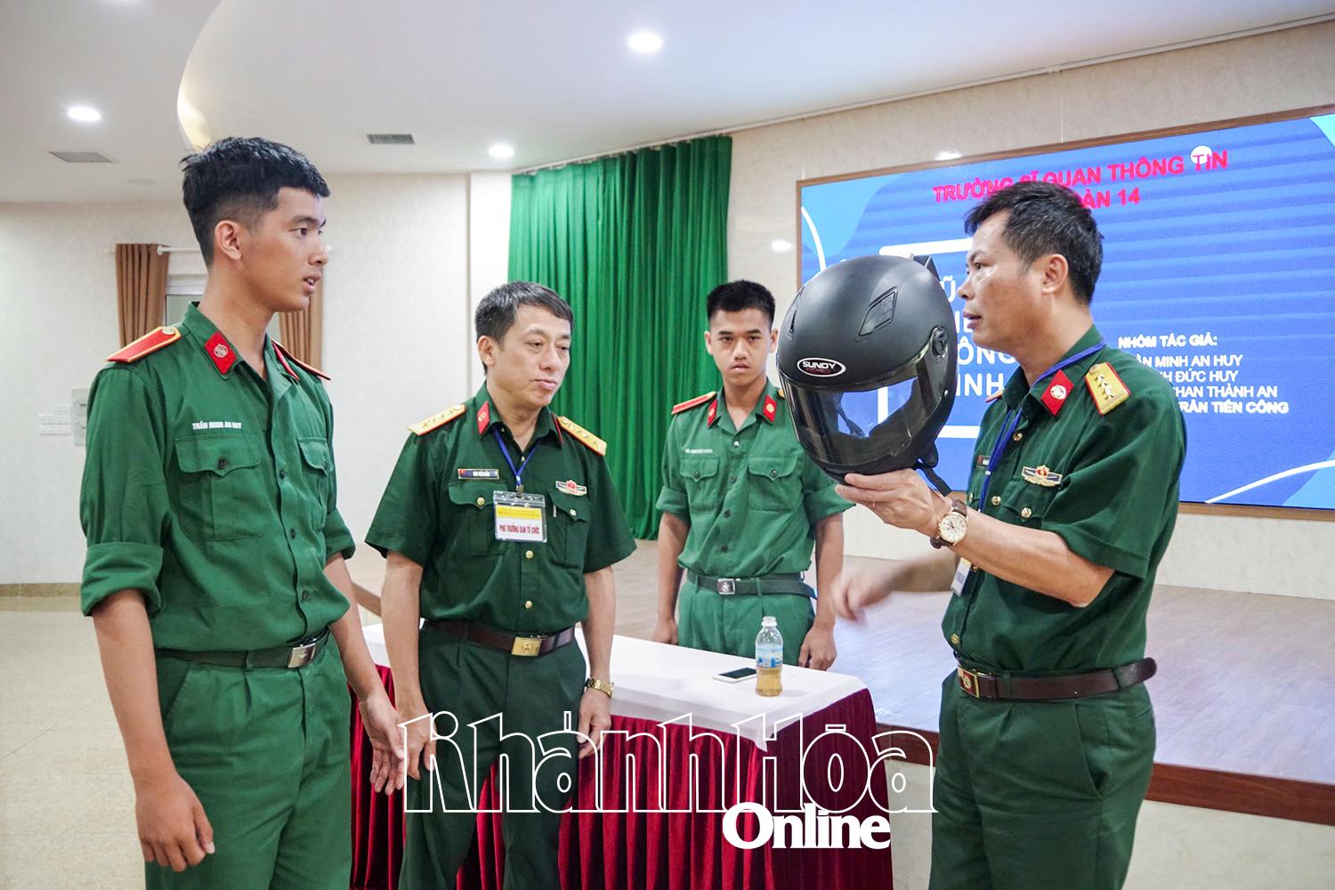 คณะกรรมการประเมินผลิตภัณฑ์หมวกกันน็อคอัจฉริยะของนักศึกษา  