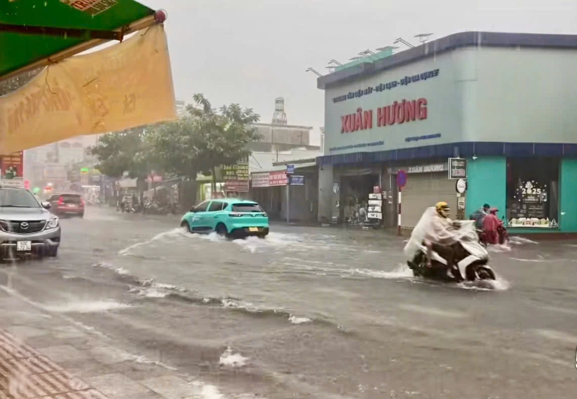 Mưa gây ngập tại một tuyến đường ở thành phố Long Khánh. Ảnh: CTV 