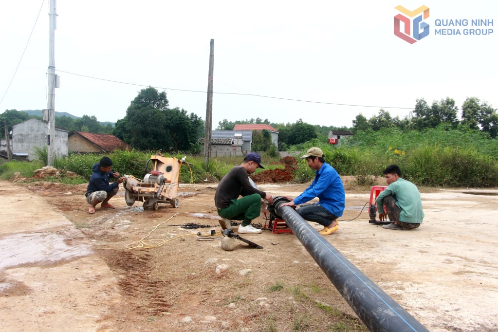 Thi công đường ống cấp nước sinh hoạt trên địa bàn xã Vô Ngại (huyện Bình Liêu). Ảnh: Mạnh Trường