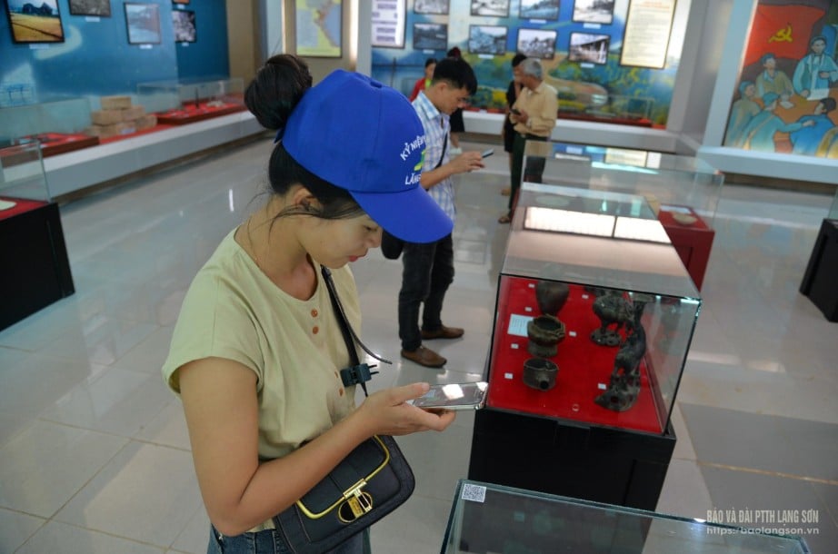 Khách tham quan quét mã QR tìm hiểu thông tin về các hiện vật tại Bảo tàng tỉnh