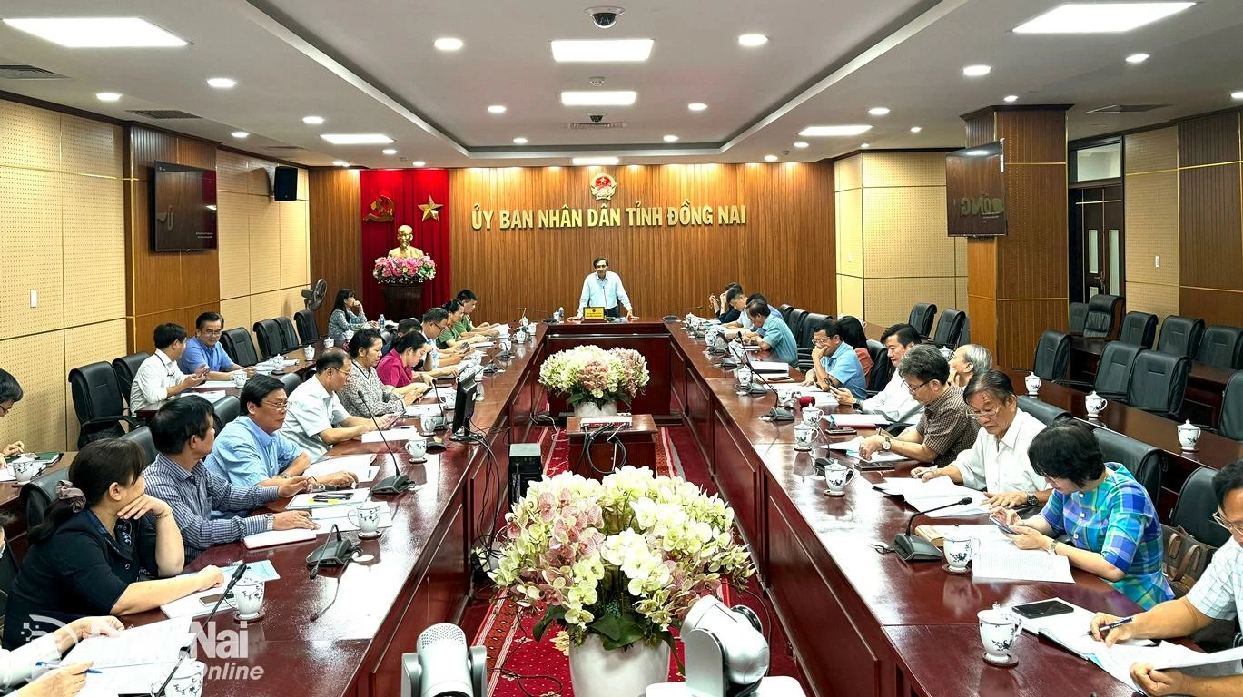 El vicepresidente del Comité Popular Provincial, Nguyen Son Hung, y jefe del Comité Directivo para el Examen de Graduación de la Escuela Secundaria Provincial de 2025, presidió la reunión. Foto: Cong Nghia