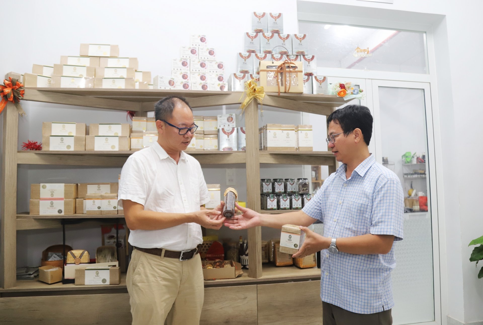 Ông Nguyễn Tuấn Anh - Giám đốc Công ty TNHH Việt Thảo Nhiên giới thiểu sản phẩm trà Cascara xuất khẩu đi nhật với Phó Chủ tịch UBND TP Bảo Lộc Nguyễn Việt Nam