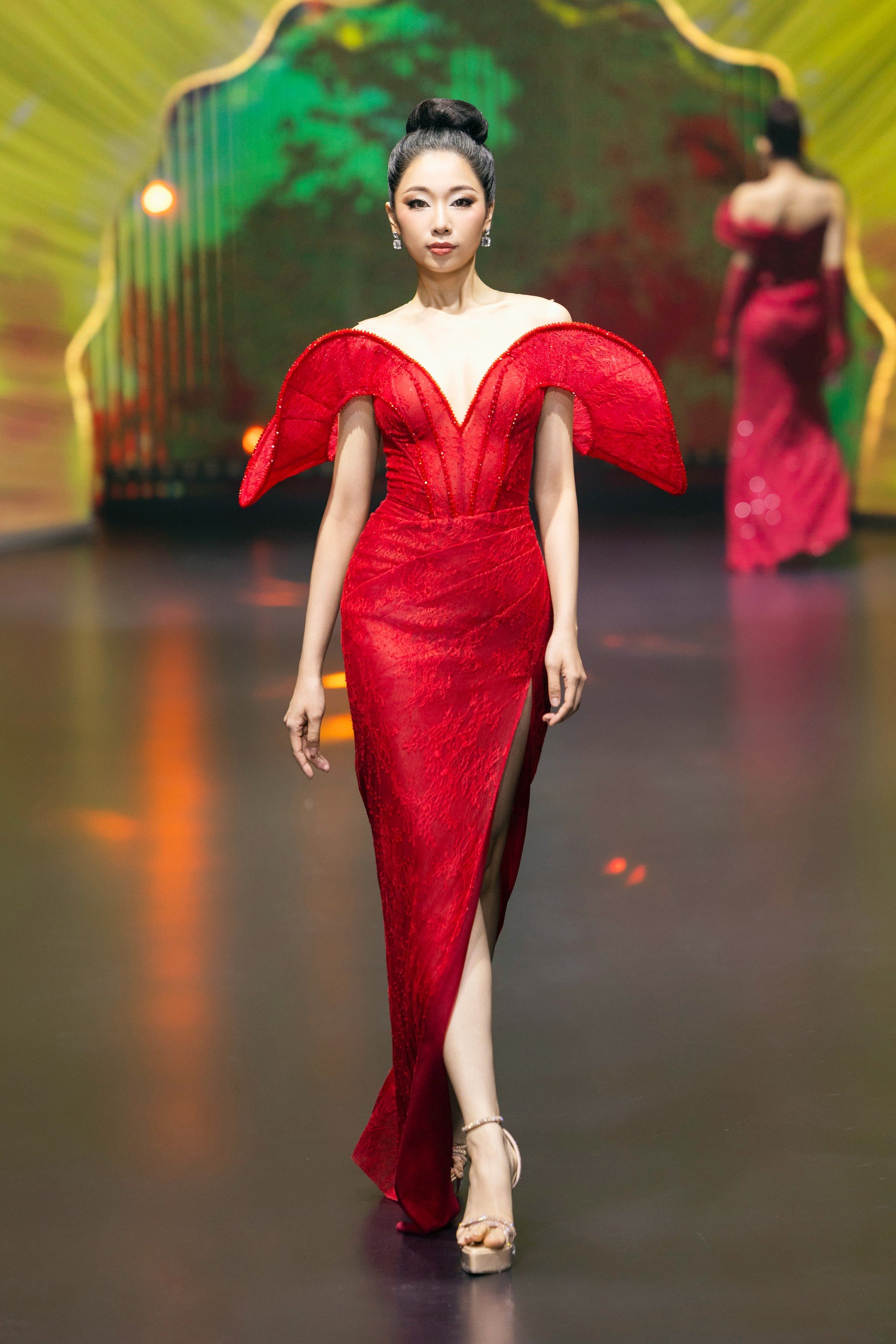 Thí sinh Hoa hậu Việt Nam cuốn hút trên sàn catwalk - Ảnh 2.