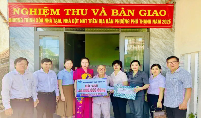 TUY HOA: Приемка и передача 20 домов бедным, почти бедным домохозяйствам и заслуженным людям