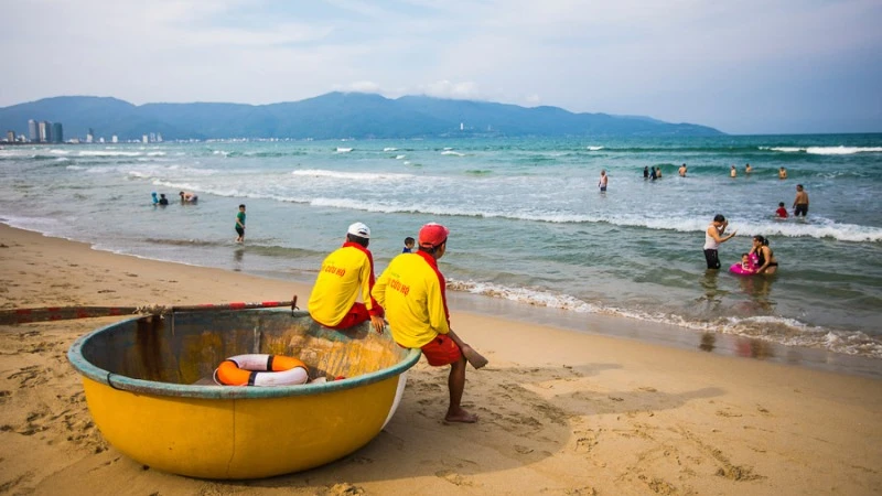 Vietnamesische Familien bevorzugen im Sommer Strandausflüge
