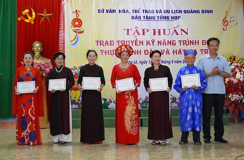  Đại diện lãnh đạo Sở Văn hóa-Thể thao và Du lịch trao chứng nhận cho các học viên.