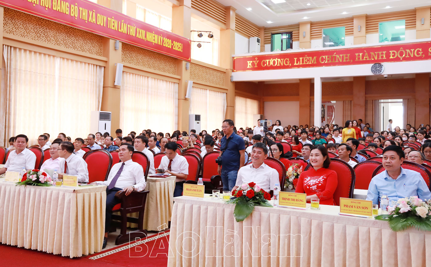 Thị xã Duy Tiên tuyên dương khen thưởng giáo viên học sinh giỏi năm học 2024 – 2025