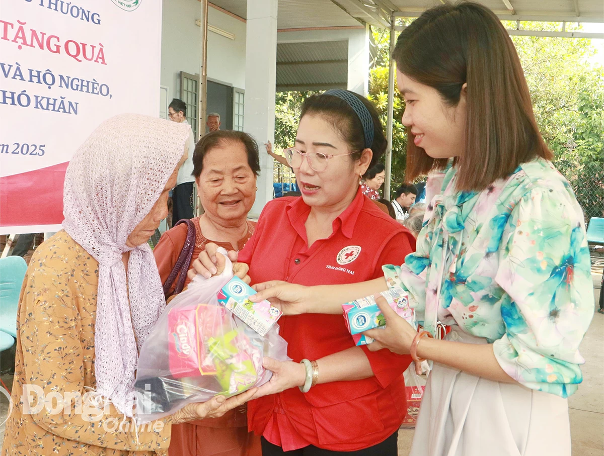ผู้สูงอายุในอำเภอดิ่ญกวนได้รับของขวัญจากโครงการดูแลผู้สูงอายุที่จัดโดยหน่วยงานต่างๆ ภาพ : ส.ท้าว    