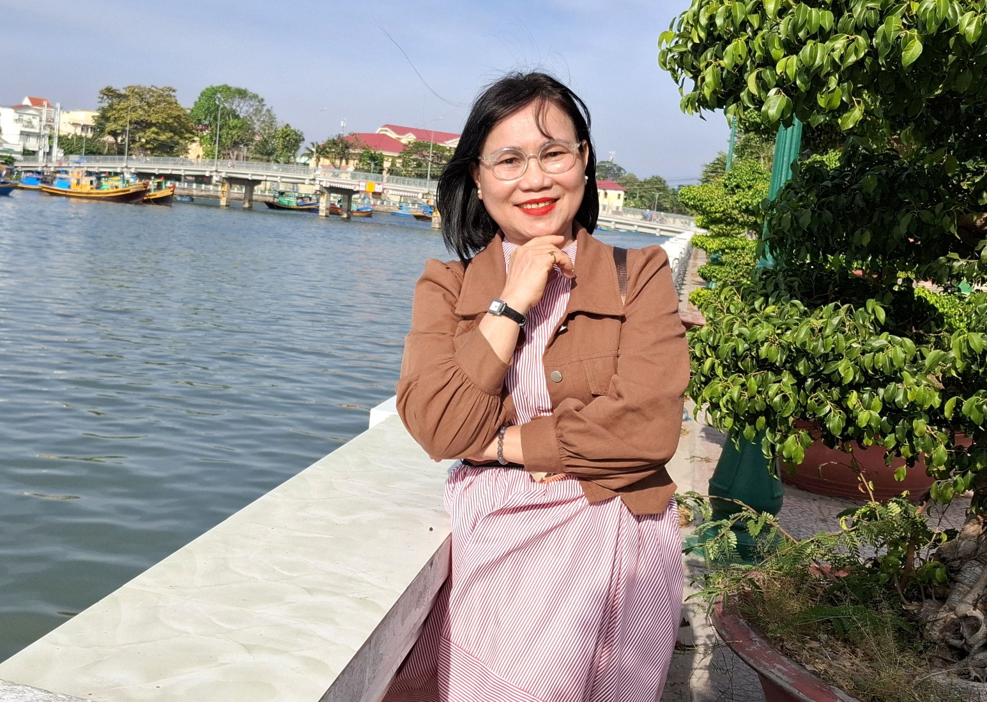 វិចិត្រករ Vu The បានថតរូបអនុស្សាវរីយ៍ក្នុងដំណើរទស្សនៈកិច្ចប្រកបដោយភាពច្នៃប្រឌិតទៅកាន់ខេត្តភាគខាងត្បូង និងតំបន់ខ្ពង់រាបកណ្តាល ដែលរៀបចំដោយសមាគមអក្សរសាស្ត្រ និងសិល្បៈ Phu Yen។ រូបថត៖ MANH HOAI NAM
