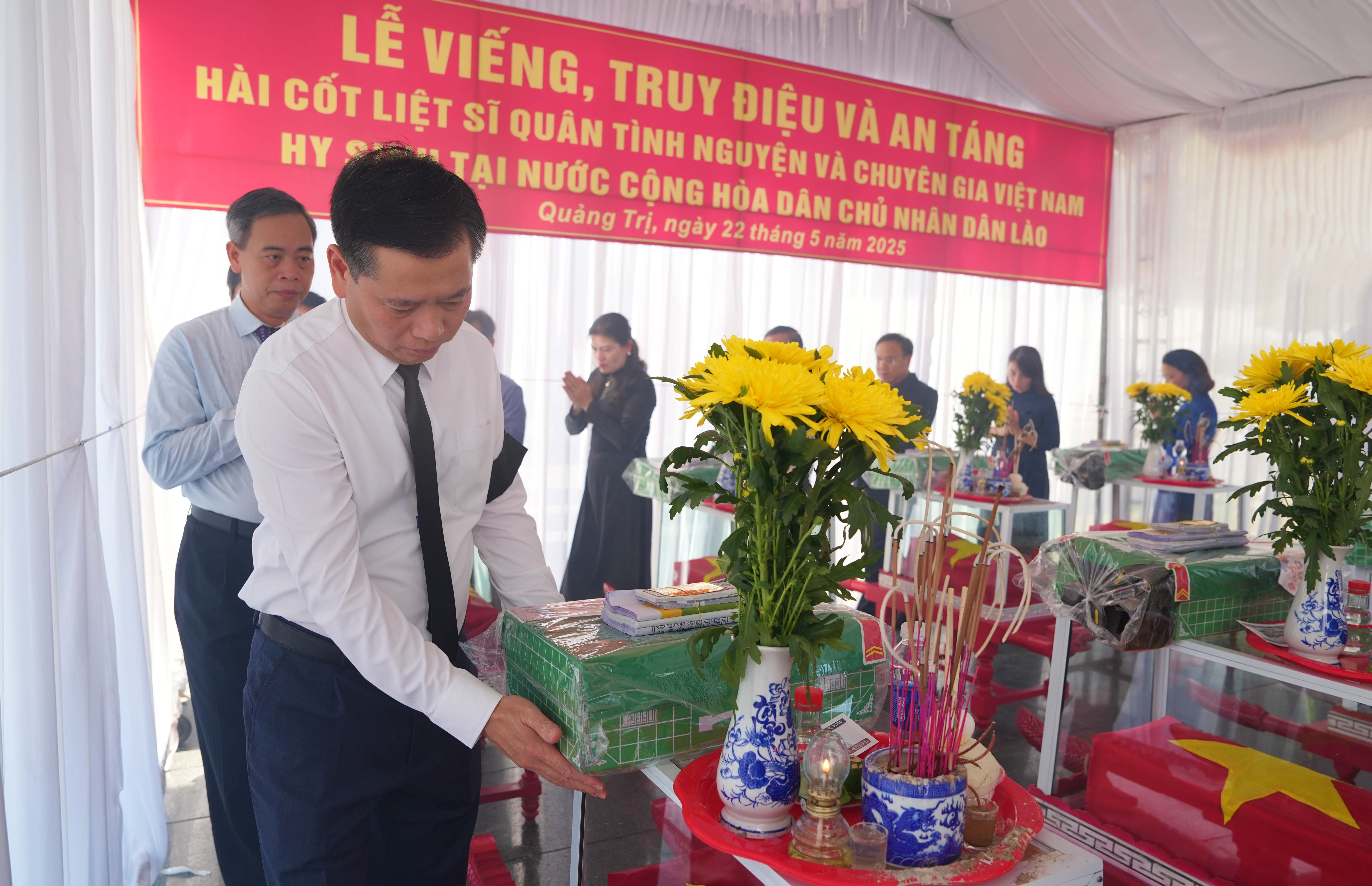 ពិធីបុណ្យសព និងបញ្ចុះសព យុទ្ធជនវៀតណាម ១២រូប ដែលបានស្លាប់នៅប្រទេសឡាវ