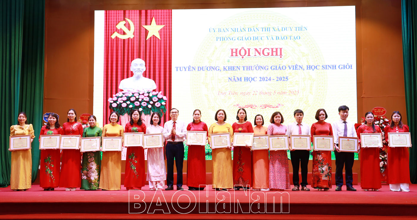 Thị xã Duy Tiên tuyên dương khen thưởng giáo viên học sinh giỏi năm học 2024 – 2025