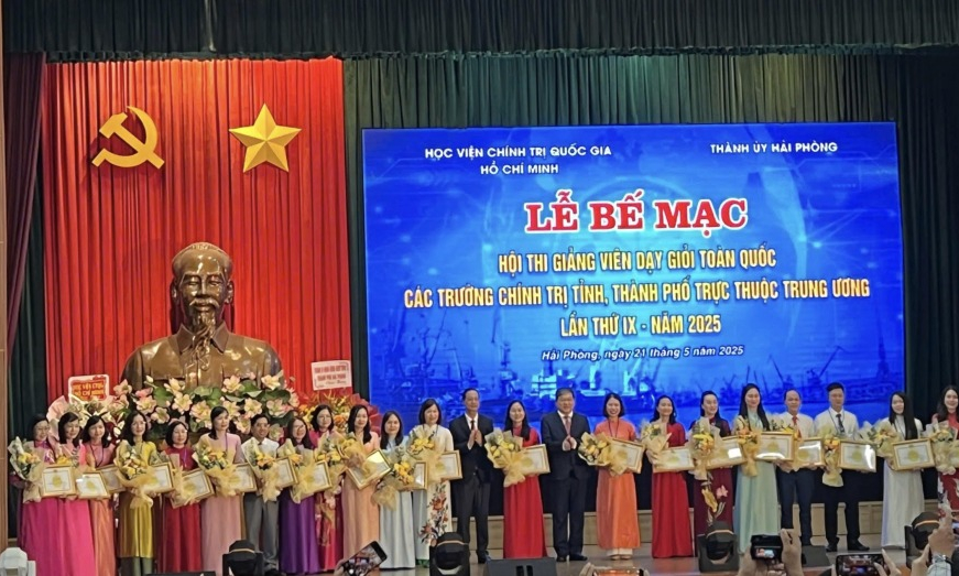 2 lecturers of Hoang Dinh Giong Political School won the title of national excellent lecturer - Cao Bang Electronic Newspaper