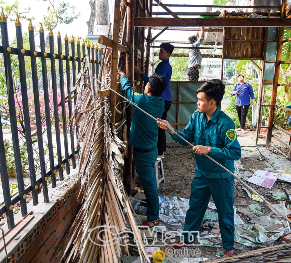 Các lực lượng ở địa phương hỗ trợ xoá nhà tạm tại xã Tân Lộc, huyện Thới Bình. Ảnh: VĂN ÐUM