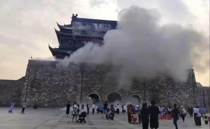 600-year-old roof of ancient tower in China suddenly collapsed