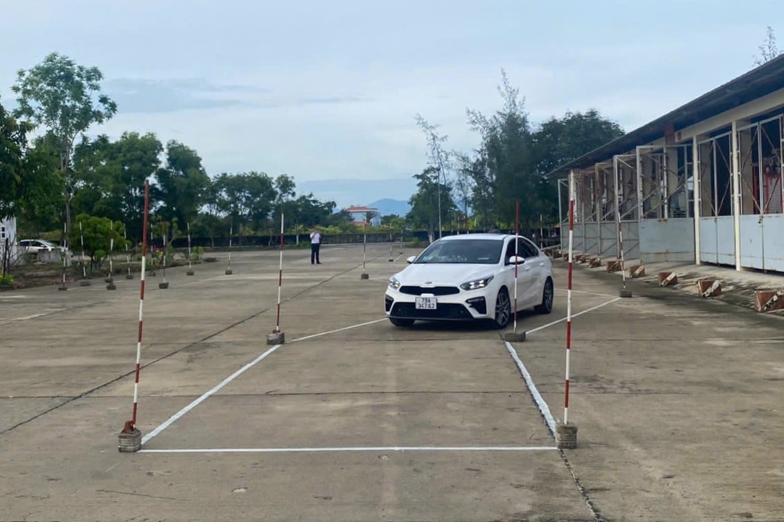 Fahrprüfung für Motorräder und Autos auf der Driving Range.