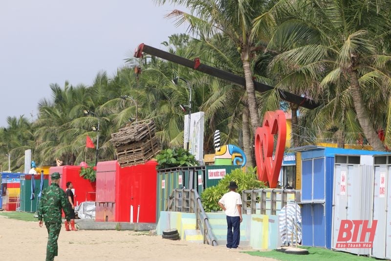Hoang Hoa៖ រុះរើតង់ និងហាងដែលរំលោភលើឆ្នេរ Hai Tien