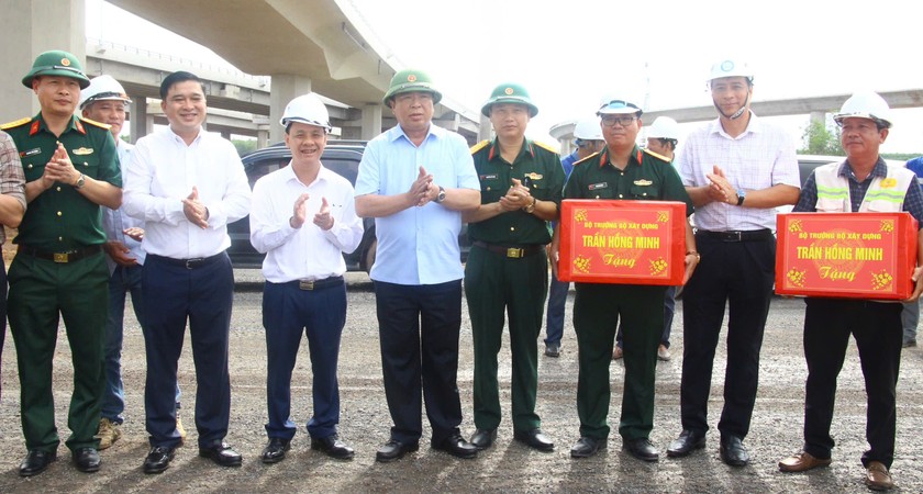 Bộ trưởng Bộ Xây dựng Trần Hồng Minh trao quà động viên lực lượng kỹ sư, công nhân thi công cao tốc Biên Hòa - Vũng Tàu