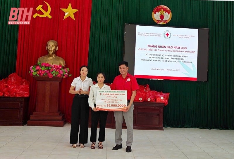 ចែកអំណោយដល់ប្រជានេសាទ និងសិស្សានុសិស្សក្នុងស្ថានភាពលំបាកនៅទីក្រុង Nghi Son