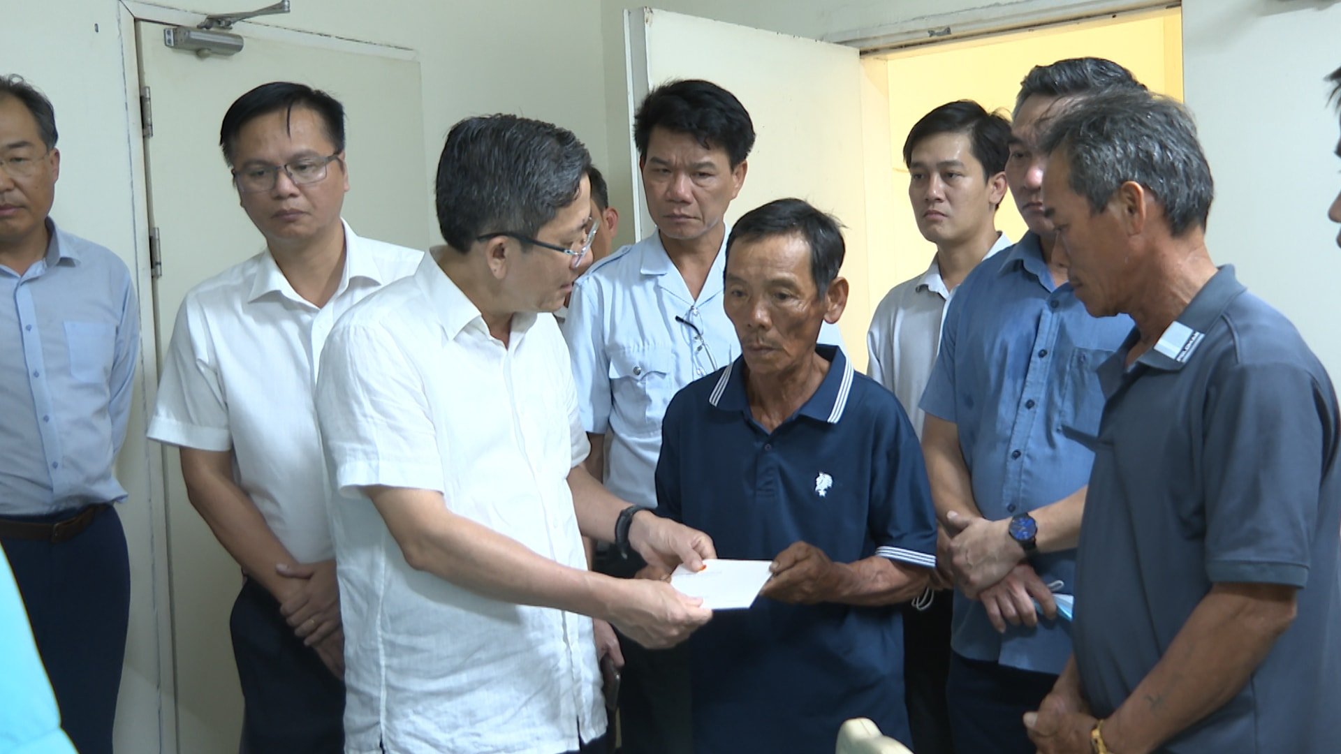 Phó Chủ tịch UBND tỉnh Trần Nam Hưng tặng quà người nhà bệnh nhân