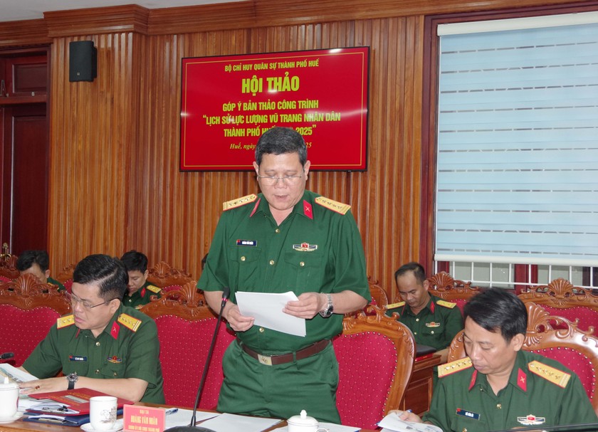 Đại tá Hoàng Văn Nhân – Phó Bí thư Đảng uỷ, Chính uỷ Bộ CHQS thành phố chủ trì Hội thảo.