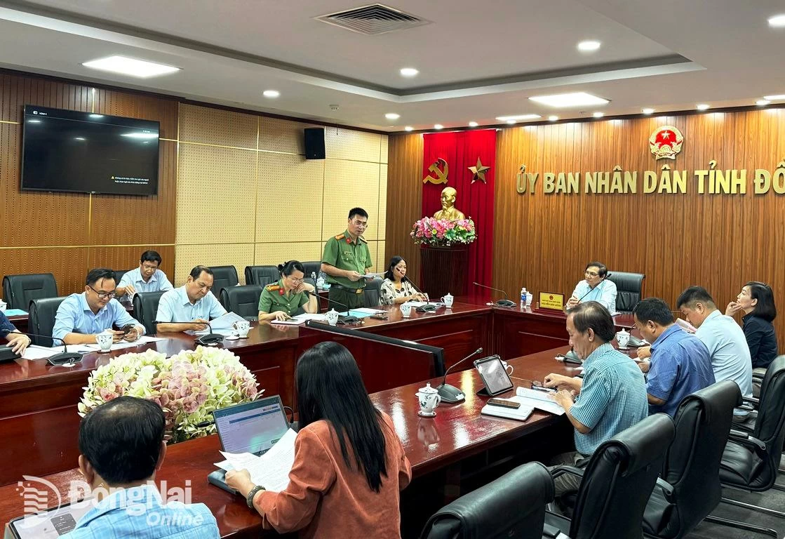 El teniente coronel Nguyen Manh Toan, subdirector del Departamento de Policía Provincial y subdirector del Comité Directivo para el Examen de Graduación de la Escuela Secundaria Provincial de 2025, habló en la reunión. Foto: Cong Nghia