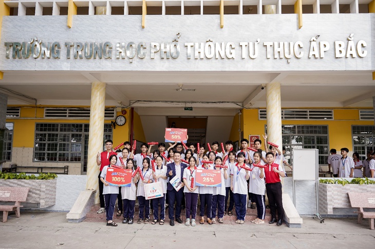 Học sinh Tây Nam Bộ nhận học bổng lên đến 100% từ UEF - Ảnh 2.
