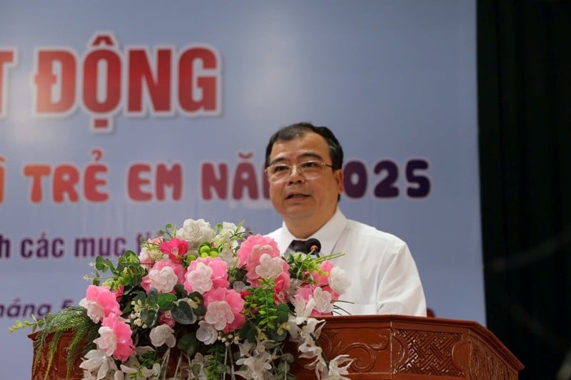 Ông Nguyễn Minh Hùng, Phó Chủ tịch UBND tỉnh, Trưởng Ban chỉ đạo Dân số và Trẻ em tỉnh phát biểu phát động Tháng hành động vì trẻ em