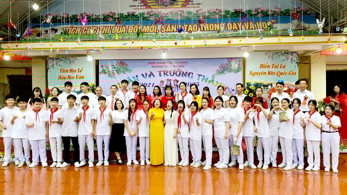 Thầy trò Trường THCS Yên Biên, thành phố Hà Giang trong buổi lễ tri ân năm học 2024 - 2025.