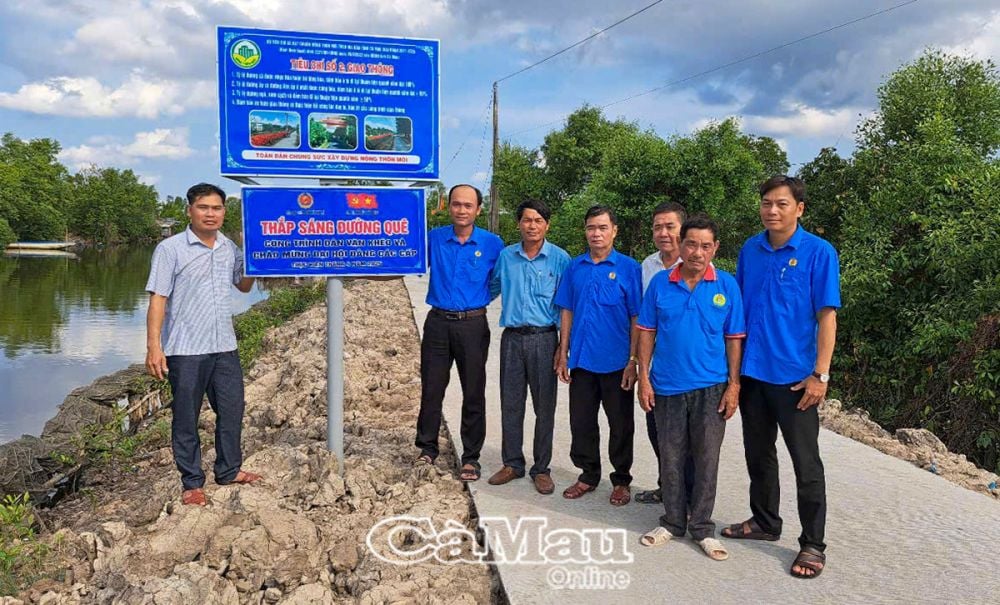 Tuyến đường “Thắp sáng đường quê” ở ấp Phú Thành vừa hoàn thành đưa vào sử dụng, góp phần đảm bảo an ninh trật tự, an toàn giao thông. 