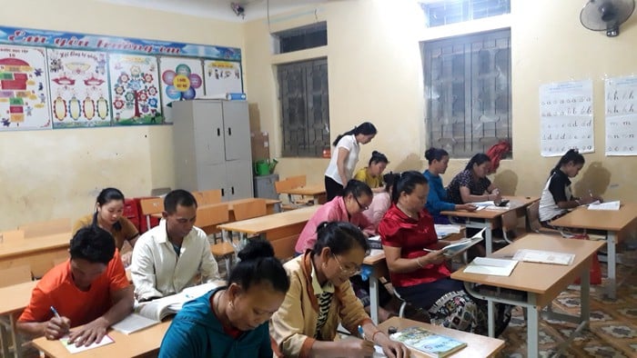 Lớp học xóa mù chữ giúp đồng bào vùng cao cải thiện kinh tế gia đình- Ảnh 1.