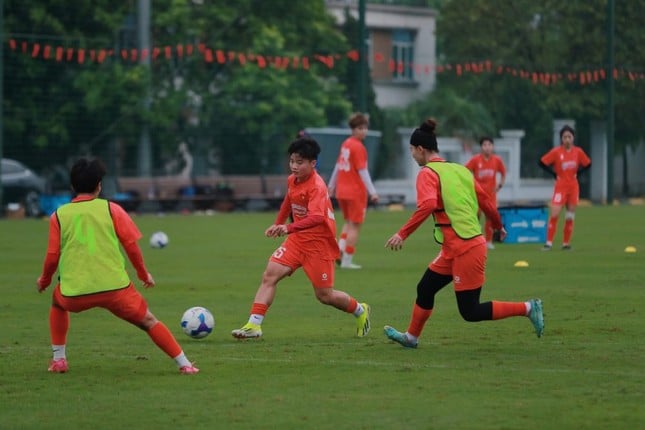What did the Vietnamese women's team do before the training trip to Japan? photo 1