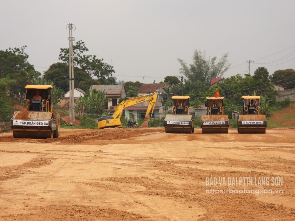 អ្នកម៉ៅការសំណង់ប្រមូលផ្តុំគ្រឿងចក្រ និងឧបករណ៍ដើម្បីរៀបចំផលិតកម្មនៅនឹងកន្លែង។