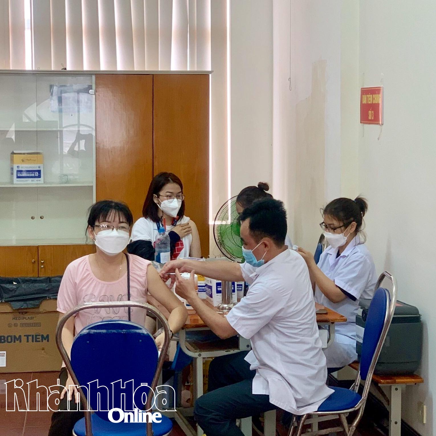 Người dân tỉnh Khánh Hoà tiêm văc xin phòng chống Covid-19 trong đợt dịch năm 2022