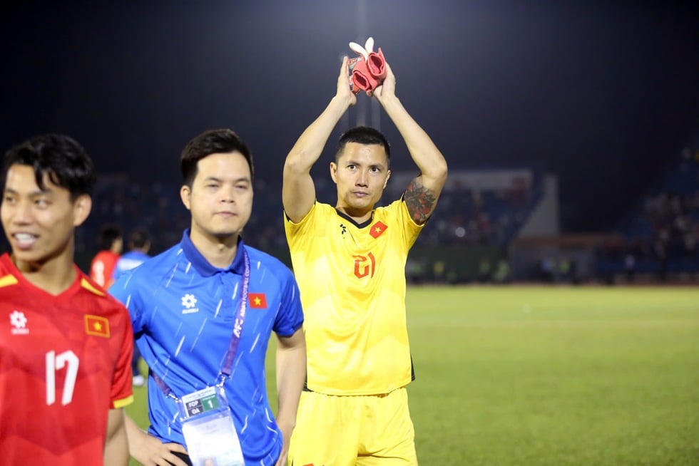 HLV Kim Sang-sik vẫn không gọi Đặng Văn Lâm, trọng dụng thủ môn trẻ HAGL - Ảnh 1.
